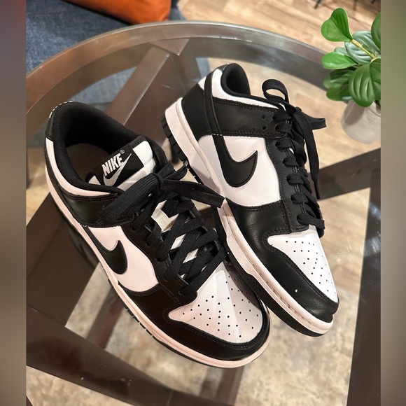 Nike dunk low - Panda dunk size 6.5 EUC
DD1391-100 - Picture 1 of 8